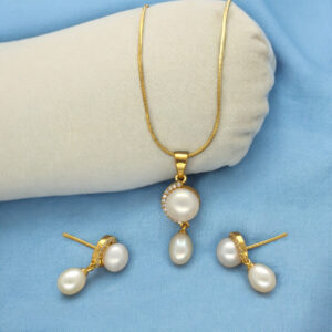 Jaanvi Pendant Set with Chain