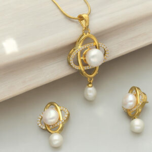 Dharna Pendant Set with Chain