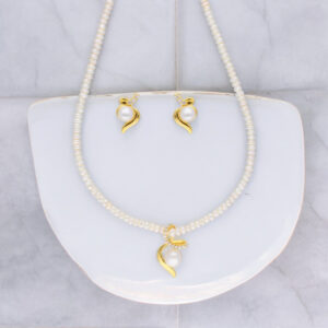 Aabha Pearl Pendant Set