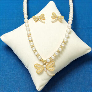 Gleaming Tiara Pearl Necklace Set